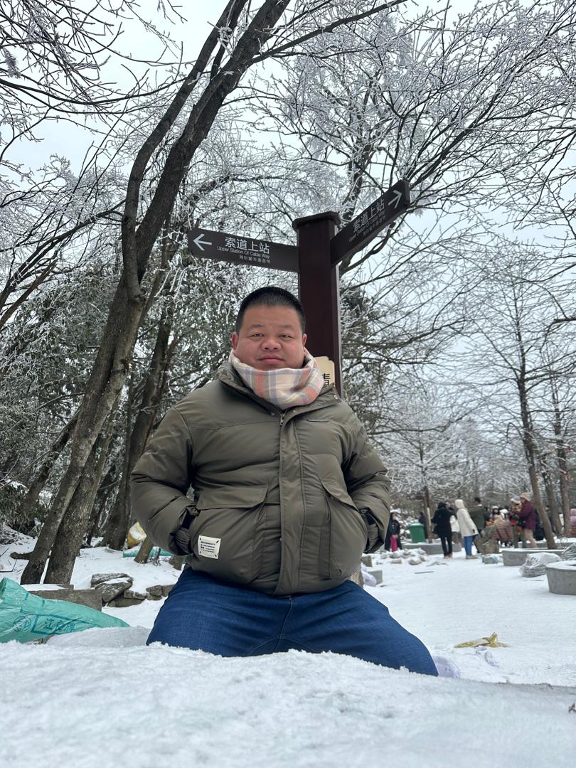 Christopher专注于利用自身经验启发团队、激励员工，通过高效管理和执行力推动公司业务扩展。